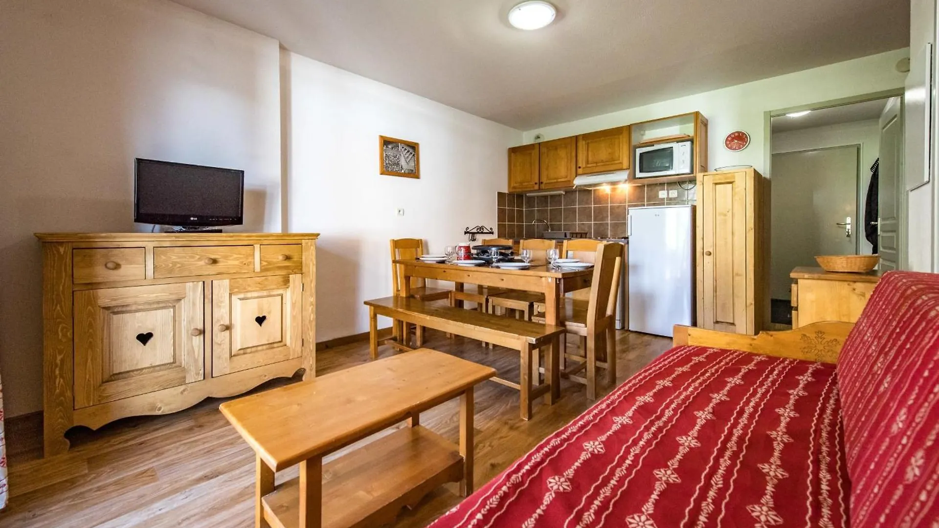 Apartment For 6 To 8 People In Albiez-Montrond 5-Min Walk From The Slopes