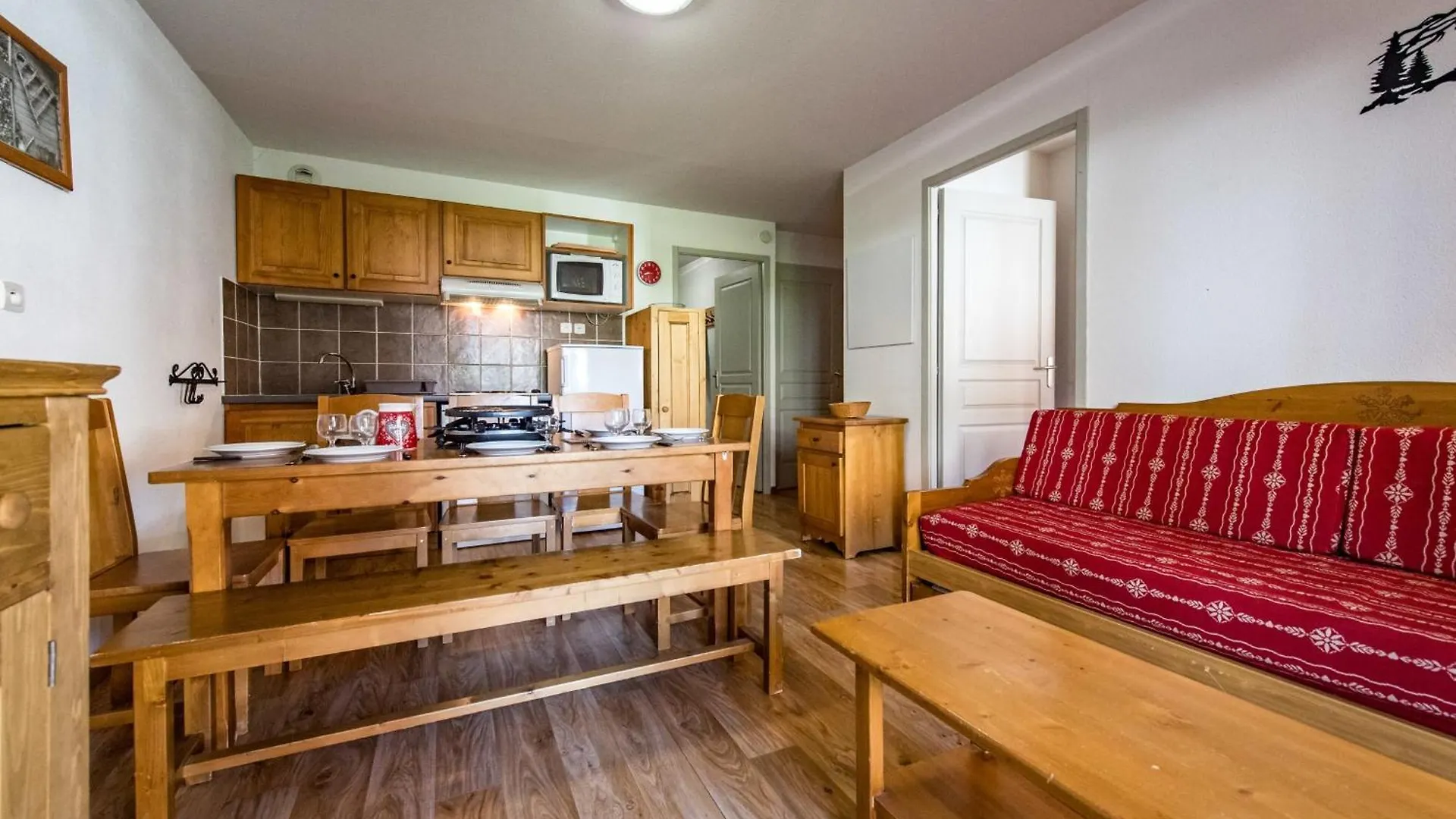 Apartment For 6 To 8 People In Albiez-Montrond 5-Min Walk From The Slopes