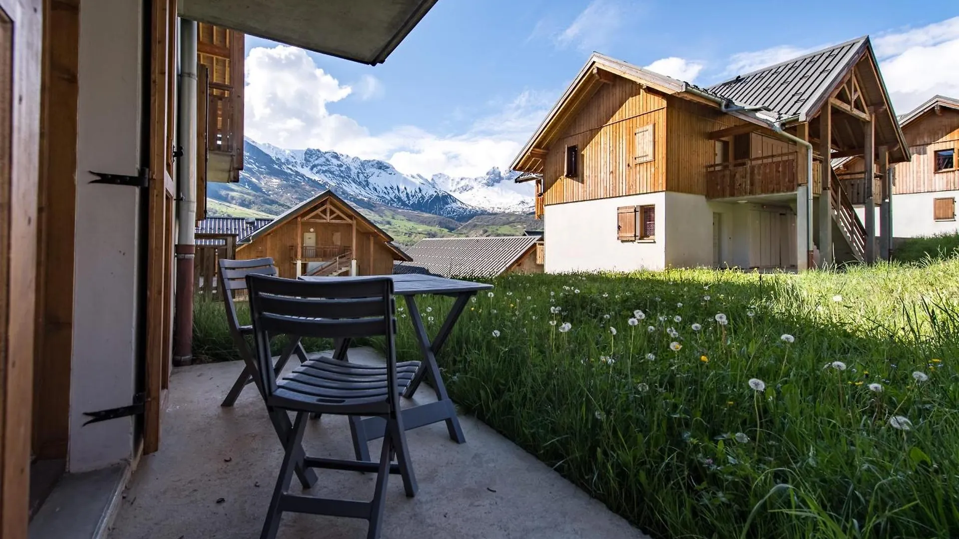 Apartment For 6 To 8 People In Albiez-Montrond 5-Min Walk From The Slopes